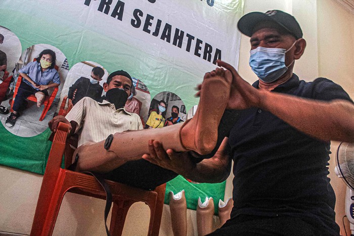 MNC Peduli dan Yayasan Etika Moral Indonesia (YEMI) berkolaborasi menyalurkan kaki palsu kepada para tuna daksa di Jakarta, Sabtu (13/11/2021).