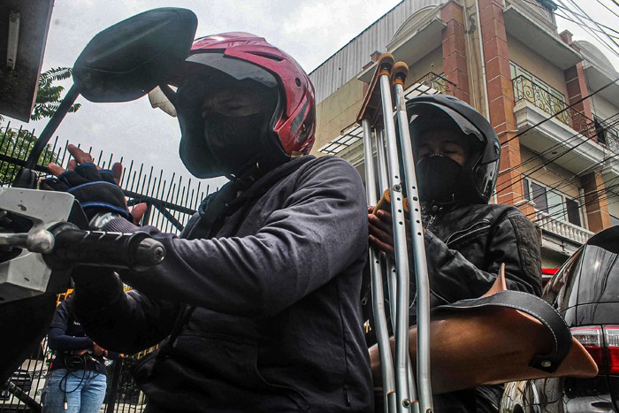 MNC Peduli dan Yayasan Etika Moral Indonesia (YEMI) berkolaborasi menyalurkan kaki palsu kepada para tuna daksa di Jakarta, Sabtu (13/11/2021).