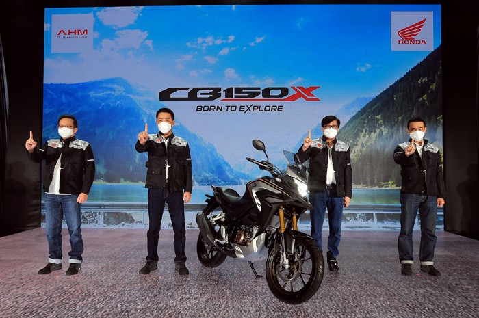 Motor sport adventure turing 150cc pertama di Indonesia New CB150X di Tangerang, Banten, Jumat (12/11/2021).