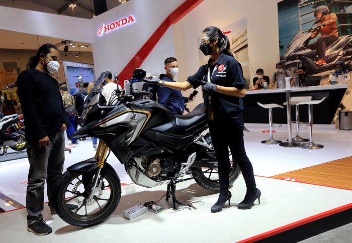 Motor sport adventure turing 150cc pertama di Indonesia New CB150X di Tangerang, Banten, Jumat (12/11/2021).