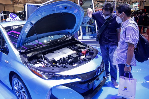 Pengunjung mengamati taksi listrik Toyota Prius PHEV di booth Toyota pada ajang GIIAS 2021 di ICE BSD City, Tangerang, Banten, Sabtu (13/11/2021).