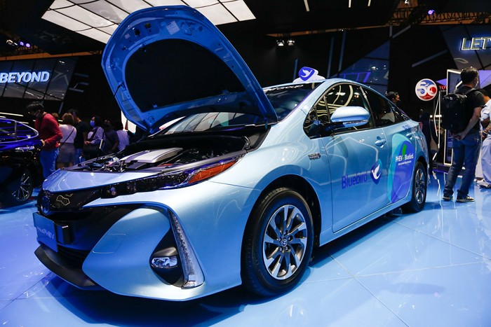 Pengunjung mengamati taksi listrik Toyota Prius PHEV di booth Toyota pada ajang GIIAS 2021 di ICE BSD City, Tangerang, Banten, Sabtu (13/11/2021).