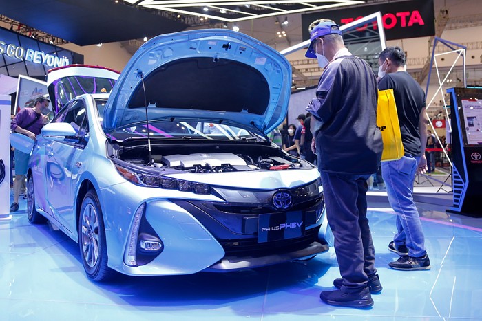Pengunjung mengamati taksi listrik Toyota Prius PHEV di booth Toyota pada ajang GIIAS 2021 di ICE BSD City, Tangerang, Banten, Sabtu (13/11/2021).