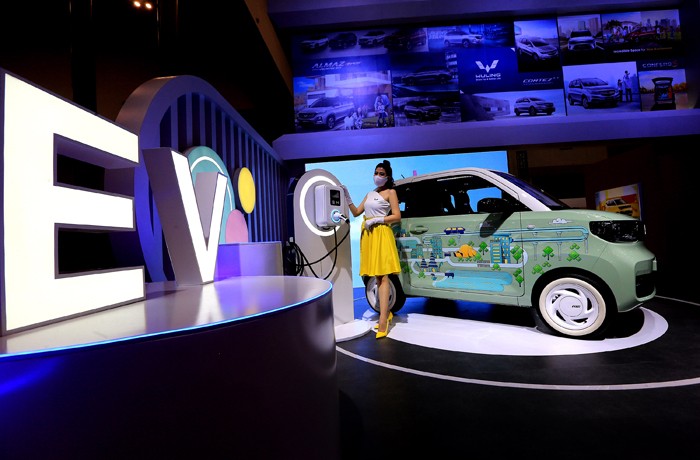 Pengunjung melihat mobil listik mungil di Booth Wuling Motors Indonesia pada ajang GIIAS 2021 di ICE BSD City, Tangerang, Banten, Jumat (12/11/2021).
