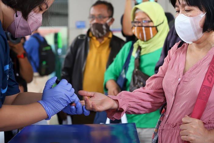 Para komuter mengikuti layanan secara gratis pengecekan gula darah dan mendapatkan edukasi mengenai diabetes di Stasiun Tanah Abang.