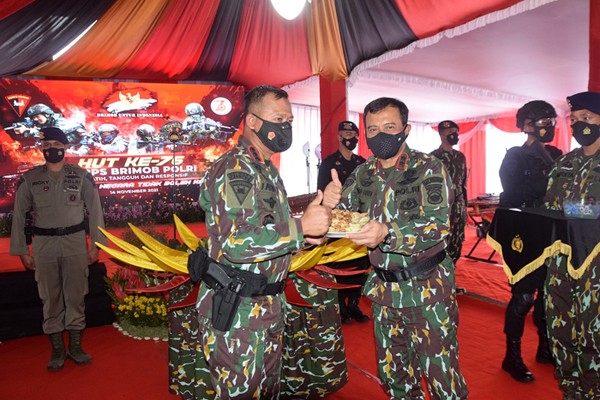 Satuan Brigade Mobil (Brimob) Polda Jateng memperingati HUT ke-76 Brimob 2021 di Mako Brimobda Jateng Srondol, Semarang, Jawa Tengah, Minggu (14/11/2021).