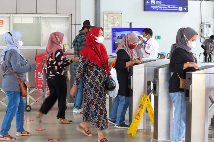 Para penumpang menuju peron kereta di Stasiun Tanah Abang, Jakarta Pusat, Minggu (14/11/2021).