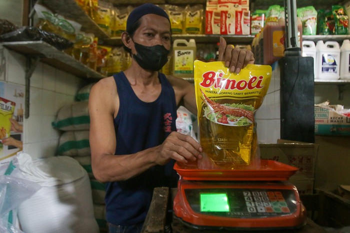 Pedagang manata minyak goreng di salah satu kios di Pasar Santa, Jakarta Selatan, Senin (15/11/2021).