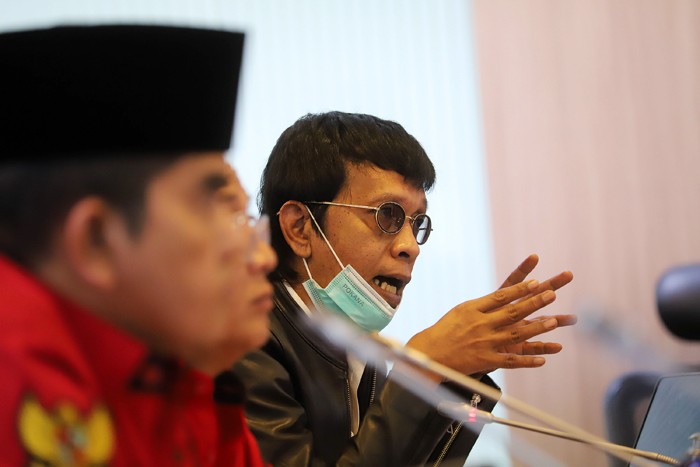 Keterangan pers terkait kebakaran kilang Pertamina di Kompleks Parlemen, Senayan, Jakarta, Senin (15/11/2021).