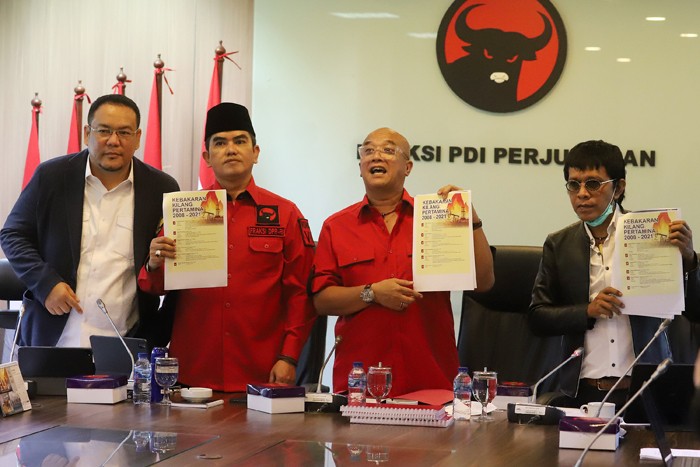 Keterangan pers terkait kebakaran kilang Pertamina di Kompleks Parlemen, Senayan, Jakarta, Senin (15/11/2021).