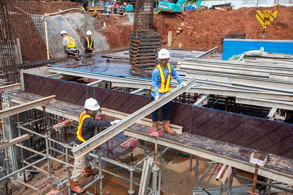 Pekerja menyelesaikan salah satu proyek di Jakarta, kemarin.
