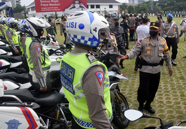 Wakapolda Jateng, Brigjen Pol Abiyoso Seno Aji melakukan inspeksi usai menggelar apel gelar pasukan Operasi Zebra Candi 2021 di Mapolda Jateng.