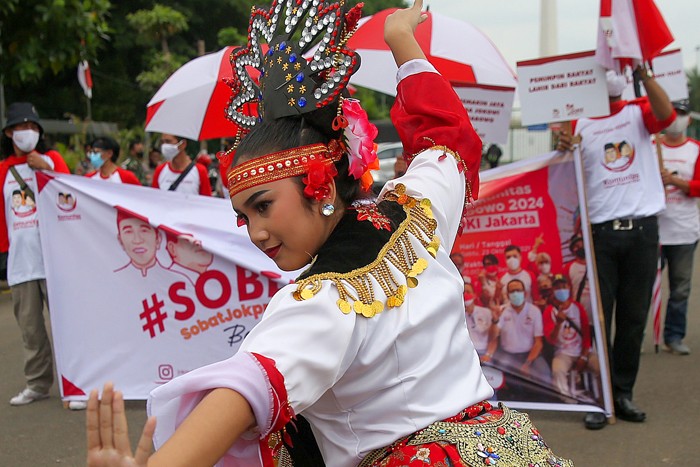 Sejumlah relawan menggelar aksi damai persatuan Indonesia mendukung Jokowi dan Prabowo di Jakarta, Senin (15/11/2021).