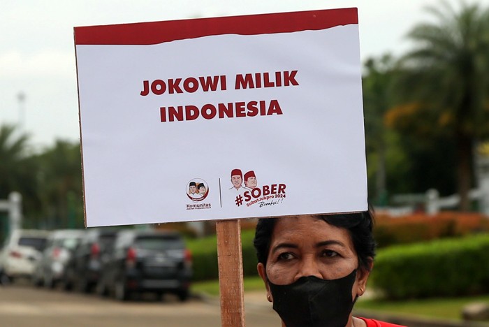 Sejumlah relawan menggelar aksi damai persatuan Indonesia mendukung Jokowi dan Prabowo di Jakarta, Senin (15/11/2021).
