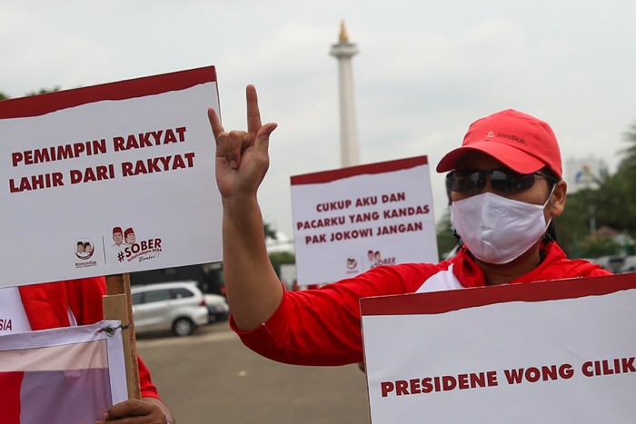 Sejumlah relawan menggelar aksi damai persatuan Indonesia mendukung Jokowi dan Prabowo di Jakarta, Senin (15/11/2021).