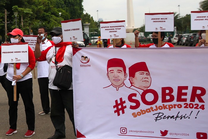 Sejumlah relawan menggelar aksi damai persatuan Indonesia mendukung Jokowi dan Prabowo di Jakarta, Senin (15/11/2021).