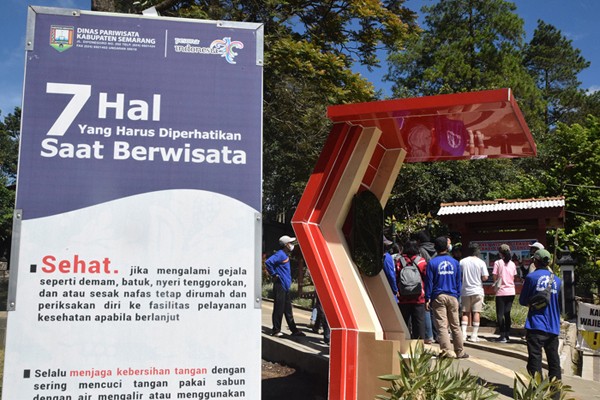 Pengunjung asyik menikmati sejumlah wahana di objek wisata Ayanaz Gedong Songo, kompleks Candi Gedong Songo, Kabupaten Semarang, Jawa Tengah.