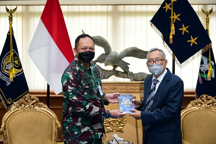 Kepala Staf Angkatan Udara Marsekal TNI Fadjar Prasetyo menerima kunjungan Ketua Air Power Center Indonesia, Marsda TNI (Purn) D Koesnadi Kardi.