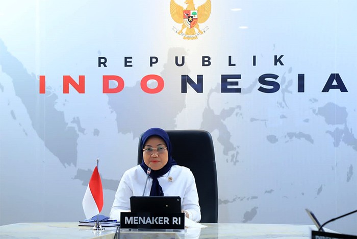Menteri Ketenagakerjaan Ida Fauziyah memberikan keterangan dalam temu pers di kantor Kemnaker, Jakarta, Selasa (16/11/2021).