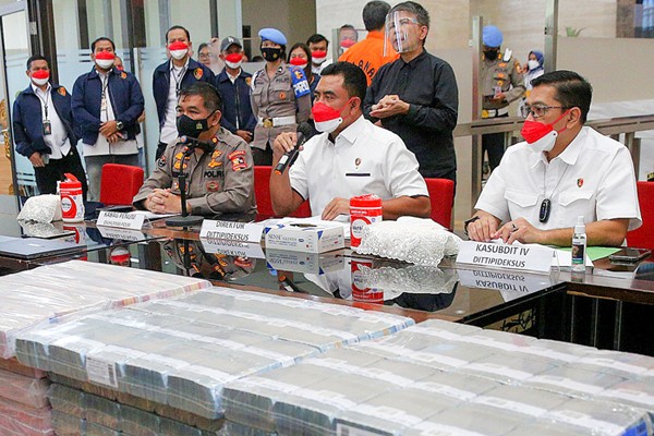 Keterangan pers terkait kasus pinjaman online ilegal di Mabes Polri, Jakarta, Selasa, (16/11/2021).