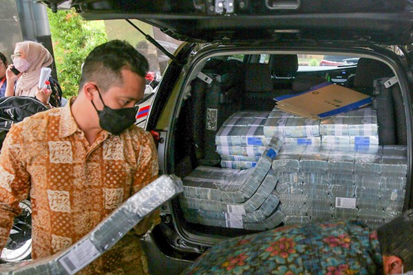 Keterangan pers terkait kasus pinjaman online ilegal di Mabes Polri, Jakarta, Selasa, (16/11/2021).