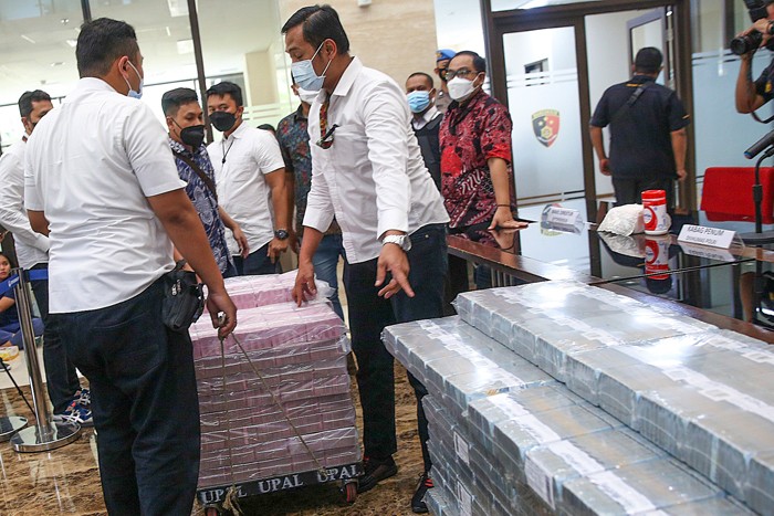 Keterangan pers terkait kasus pinjaman online ilegal di Mabes Polri, Jakarta, Selasa, (16/11/2021).