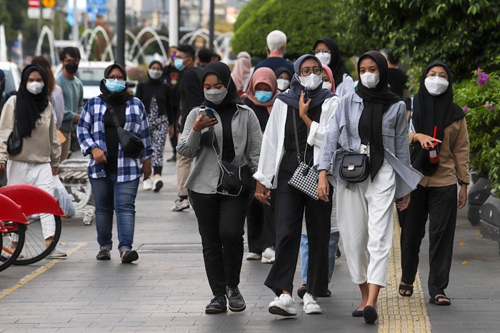 Suasana mobilitas warga di Jalan Jendral Sudirman, Jakarta Pusat, Selasa (16/11/2021).