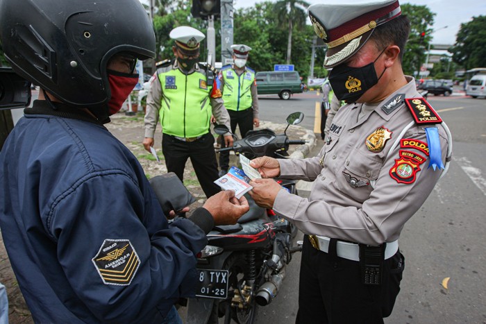 Selain sosialisasi mengenai operasi zebra, aparat polisi juga terus mengingatkan untuk semua masyarakat agar tetap mematuhi protokol kesehatan.