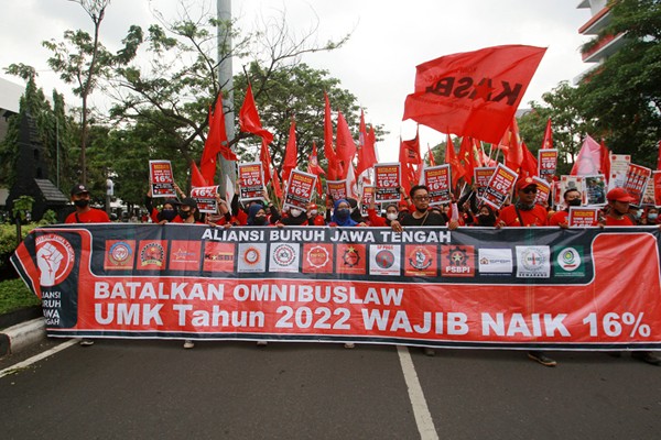 Ratusan buruh yang tergabung dalam Aliansi Buruh Jawa Tengah menggelar unjuk rasa di depan kantor DPRD Jateng, Jalan Pahlawan, Semarang, Rabu (17/11/2021).