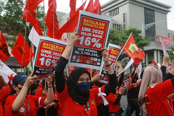 Ratusan buruh yang tergabung dalam Aliansi Buruh Jawa Tengah menggelar unjuk rasa di depan kantor DPRD Jateng, Jalan Pahlawan, Semarang, Rabu (17/11/2021).