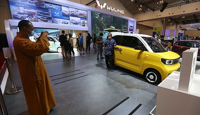 Pengunjung melihat mobil yang dipamerkan pada ajang GIIAS 2021, di ICE BSD, Tangerang, Selasa (16/11/2021).
