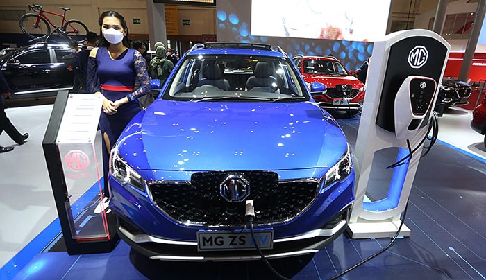 Pengunjung melihat mobil yang dipamerkan pada ajang GIIAS 2021, di ICE BSD, Tangerang, Selasa (16/11/2021).