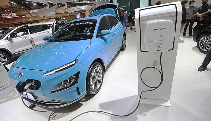 Pengunjung melihat mobil yang dipamerkan pada ajang GIIAS 2021, di ICE BSD, Tangerang, Selasa (16/11/2021).