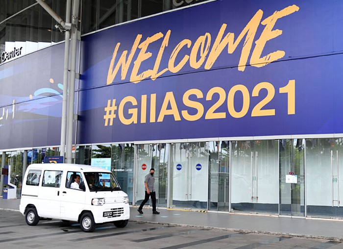 Presiden Joko Widodo meninjau pameran Gaikindo Indonesia Internasional Auto Show (GIIAS) di ICE, BSD City, Rabu (17/11/2021).