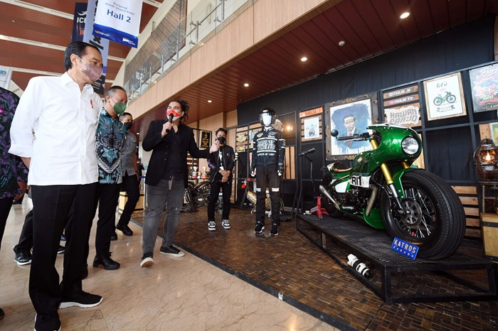 Presiden Joko Widodo meninjau pameran Gaikindo Indonesia Internasional Auto Show (GIIAS) di ICE, BSD City, Rabu (17/11/2021).