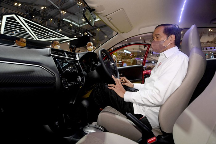 Presiden Joko Widodo meninjau pameran Gaikindo Indonesia Internasional Auto Show (GIIAS) di ICE, BSD City, Rabu (17/11/2021).
