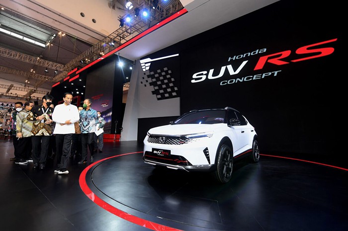Presiden Joko Widodo meninjau pameran Gaikindo Indonesia Internasional Auto Show (GIIAS) di ICE, BSD City, Rabu (17/11/2021).