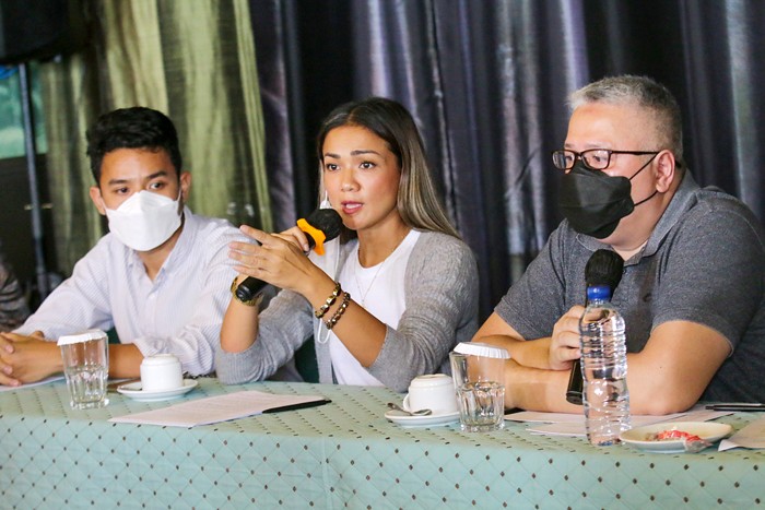 Aktris Nirina Zubir memberikan keterangan saat konferensi pers terkait keluarga besarnya yang menjadi korban mafia tanah di awasan Antasari.