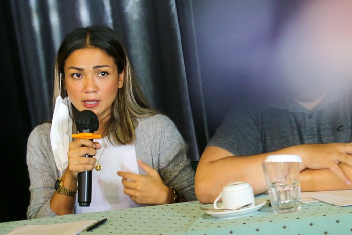 Aktris Nirina Zubir memberikan keterangan saat konferensi pers terkait keluarga besarnya yang menjadi korban mafia tanah di awasan Antasari.