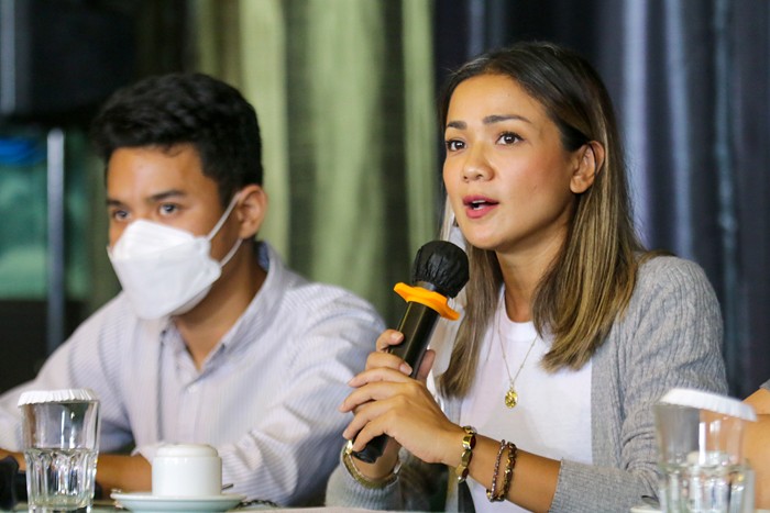Aktris Nirina Zubir memberikan keterangan saat konferensi pers terkait keluarga besarnya yang menjadi korban mafia tanah di awasan Antasari.