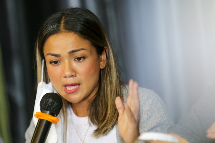 Aktris Nirina Zubir memberikan keterangan saat konferensi pers terkait keluarga besarnya yang menjadi korban mafia tanah di awasan Antasari.