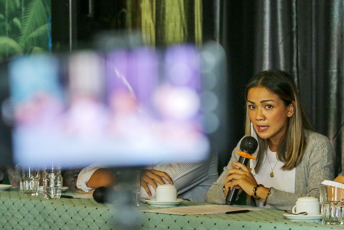Aktris Nirina Zubir memberikan keterangan saat konferensi pers terkait keluarga besarnya yang menjadi korban mafia tanah di awasan Antasari.