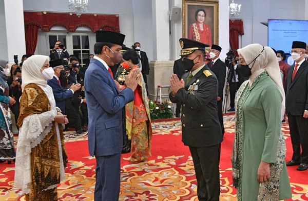 Presiden Joko Widodo melantik Jenderal Andika Perkasa sebagai Panglima TNI di Istana Negara, Jakarta, Rabu (17/11/2021).