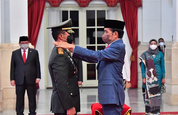 Presiden Joko Widodo melantik Jenderal Andika Perkasa sebagai Panglima TNI di Istana Negara, Jakarta, Rabu (17/11/2021).