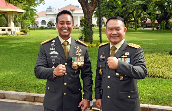 Presiden Joko Widodo melantik Jenderal Andika Perkasa sebagai Panglima TNI di Istana Negara, Jakarta, Rabu (17/11/2021).
