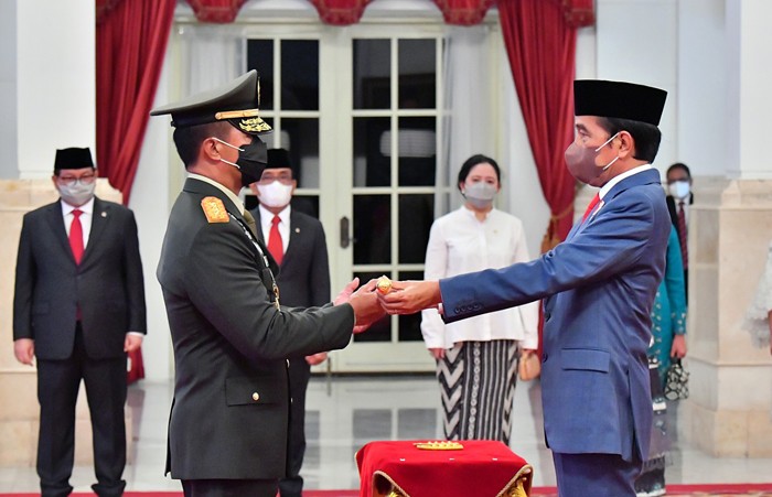 Presiden Joko Widodo melantik Jenderal Andika Perkasa sebagai Panglima TNI di Istana Negara, Jakarta, Rabu (17/11/2021).