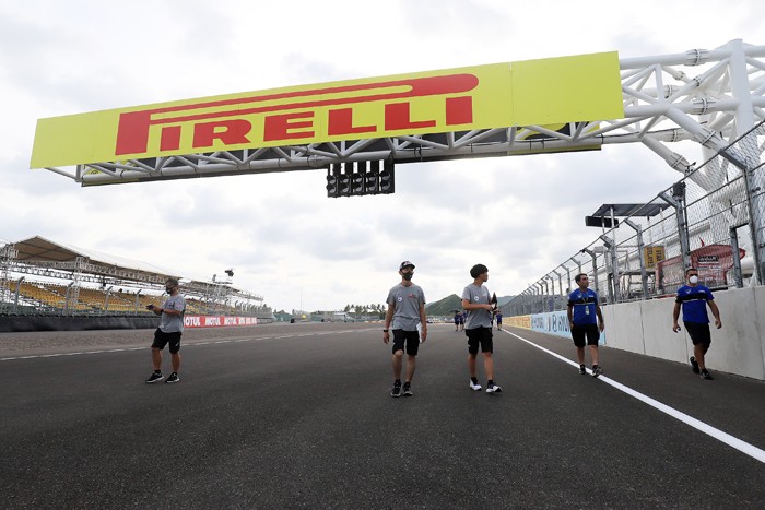 Sejumlah pembalap bersama tim berjalan mengelilingi lintasan atau track walk di Sirkuit Mandalika, Lombok Tengah, NTB, Kamis (18/11/2021).