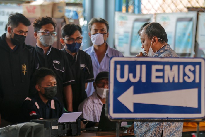Sejumlah teknisi bengkel mengikuti pelatihan uji emisi di Kantor Dinas Lingkungan Hidup DKI Jakarta, Kramat Jati, Jakarta Timur, Kamis (18/11/2021).