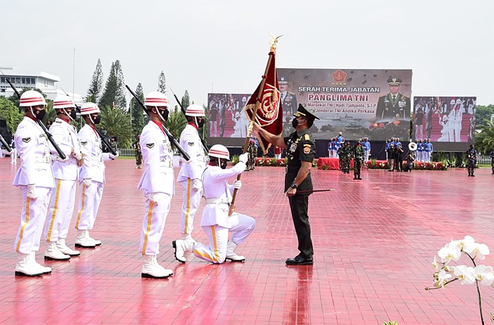 Upacara serah terima jabatan Panglima TNI dari Marsekal TNI Hadi Tjahjanto kepada Jenderal TNI Andika Perkasa di Plaza Mabes TNI.
