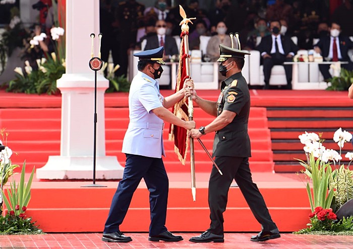 Upacara serah terima jabatan Panglima TNI dari Marsekal TNI Hadi Tjahjanto kepada Jenderal TNI Andika Perkasa di Plaza Mabes TNI.